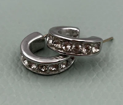 Brincos de argola de cristal tom prata Givenchy com pino assinado 1cm pequeno clássico  - Imagem 1 de 4