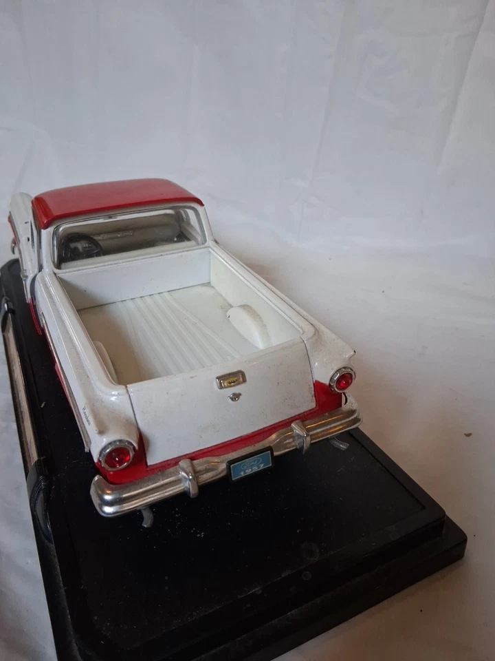 Ford Ranchero 1957 - escala 1/18 fundido a presión por Road Legends - color rojo/blanco Foto 1 de 4