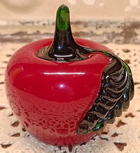 Manzana de vidrio artístico rojo - Pisapapeles decorativo fruta manzana maciza con hoja y tallo - Imagen 1 de 8