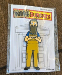 2024 SDCC COMIC CON EXKLUSIV GESTERN TODD'S BOBS BURGER EMAILLE ANSTECKNADEL AUF KARTE - Bild 1 von 1