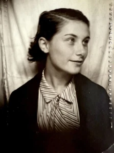 Pretty Girl Side View VINTAGE Photo Booth Arcade 1940s - Picture 1 of 3