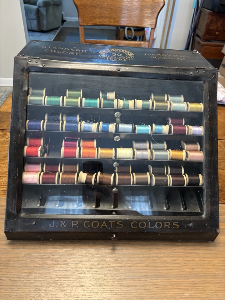 Antiguo carrete de encimera/gabinete de rosca JP Coats de metal con 70+ carretes de madera Foto 1 de 4