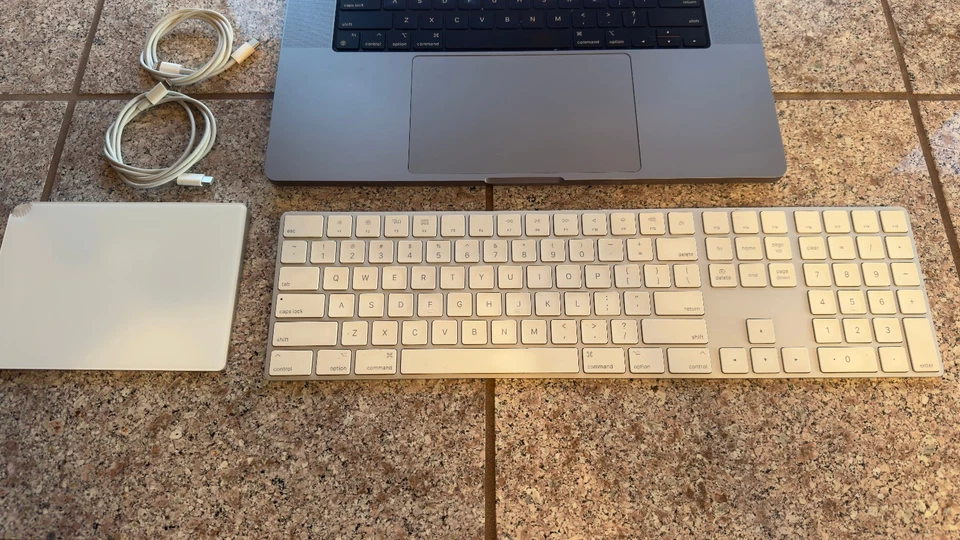 Teclado mágico inalámbrico Apple A1843 y A1535 con teclado numérico y mouse Foto 1 de 4