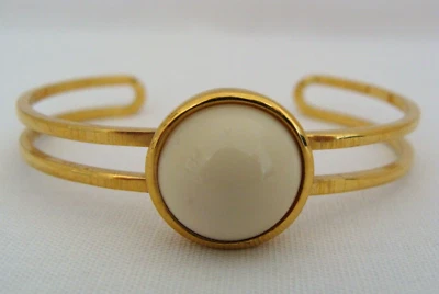 Brazalete Crown Trifari tono dorado con cabujón color crema Foto 1 de 4