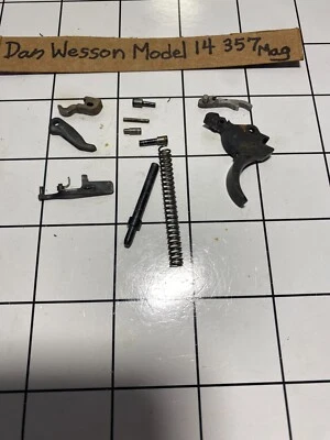 Dan Wesson Modelo 14, gatillo. resorte principal y guía, mano y más piezas Foto 1 de 3