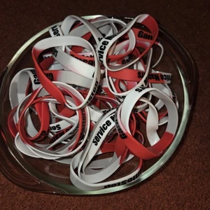 GameStop Store Braccialetto in Gomma per Dipendenti Rosso e Bianco Confezione da 50 - Foto 1 di 4