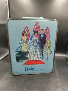 Vintage 1964 Mattel Barbie Metall Trousseau Koffer Barbie & Ken Braut Tragetasche. - Bild 1 von 10