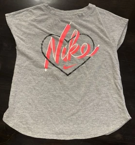 Kinder Mädchen Nike graues Kurzarm T-Shirt, Größe L, 6-7 Jahre - Bild 1 von 7