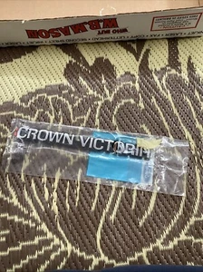 NOS OEM Ford Crown Victoria Trunk Compartment Nameplate Emblem F2Az-5442528-A - Foto 1 di 4