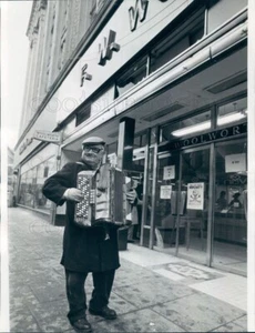 1974 Pressefoto Straßenmusiker Robert Lindsey spielt Akkordeon Belfast Irland - Bild 1 von 2