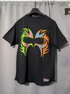 WWE WRESTLING T-SHIRT THE USOS JIMMY & JEY PLAY HARD IN THE PAINT SIZE MEDIUM - Picture 1 of 4