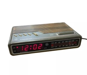 Vintage GE Alarm Clock Radio Digital AM/FM Model 7-4612A Brown Woodgrain Tested - Picture 1 of 8