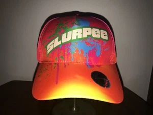 Sombrero 7-11 SLURPEE Tema Años 90 Correa Nuevo con Etiquetas Neón Tie Dye Salpicaduras GRAN TRAGO MUY BUEN ESTADO DE COLECCIÓN - Imagen 1 de 7