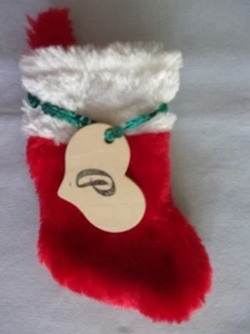 Kleiner Plüsch Weihnachtsstrumpf Ornament 6 Zoll groß mit "P" auf Holz Herz - Bild 1 von 2