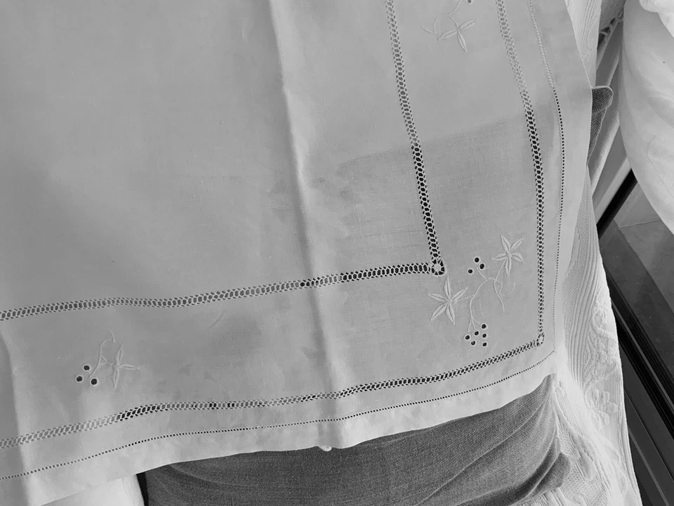Linge Ancien Chemin De Table  En Lin Brodé Et Point Jour - Photo 1/4