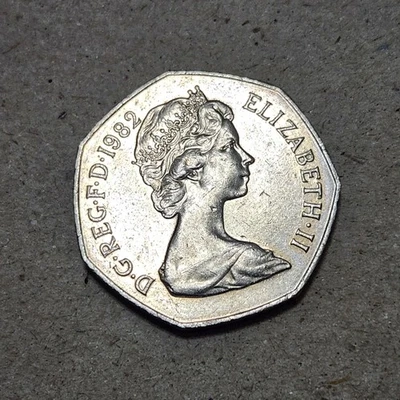 UNITED KINGDOM 🇬🇧 FIFTY (50) PENCE COIN 1982 (QUEEN ELIZABETH II) - Image 1 of 2