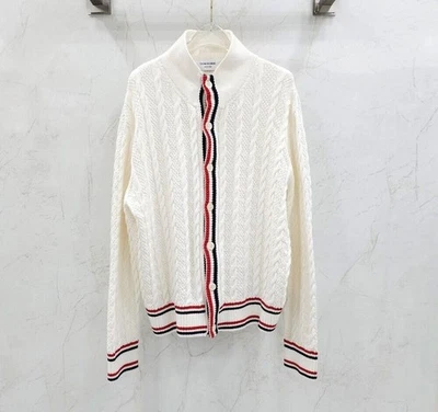 Cardigã Thom Browne três listras Heritage cabo branco MKJ066A 137832447 - Imagem 1 de 4