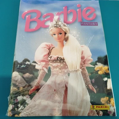 ALBUM SIGILLATO PANINI BARBIE FANTASY CONTIENE ALBUM + SET COMPLETO FIGURINE - Immagine 1 di 2
