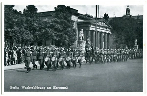 Munier-AK BERLIN Wachablösung am Ehrenmal Unter den Linden, Musikzug 30er - Picture 1 of 1