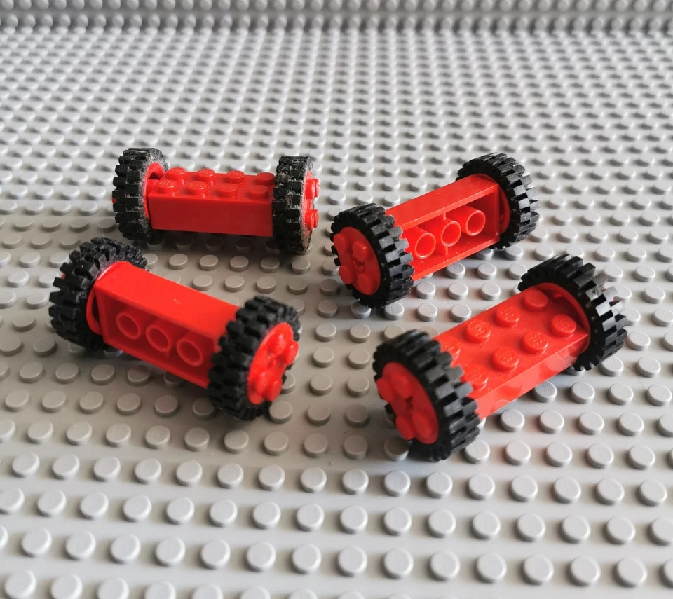 Lego Auto Achsen 2x4 Noppen hoch Vintage Rot Schwarz Rot Felgen 6249 P3 - Bild 1 von 1