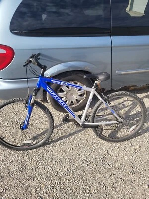 Bicicleta de montaña Trek 3900 Series-3 para hombre 18" grande 24 velocidades suspensión delantera rígida Foto 1 de 4