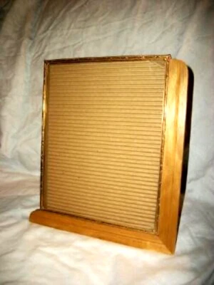 Marco de fotos de madera de latón Art Deco años 30 Cottagecore caballete de terciopelo trasero vintage Foto 1 de 4