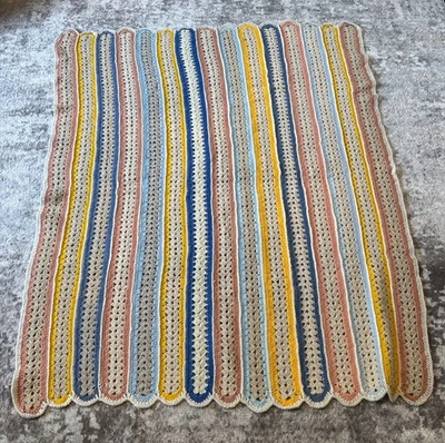 Manta bebé vintage hecha a mano a rayas de ganchillo rosa, amarillo, azul 57x48 Foto 1 de 4