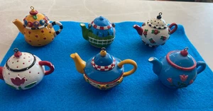 6 Stück Maria Engelbreit Ornamente Teekannen Wasserkocher - Bild 1 von 6