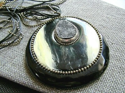 Collar de piedra y medallón aspecto mármol seis hilos de Chico - 21" Foto 1 de 4