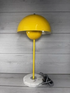 Lámpara de mesa maceta de setas amarillas con base de mármol hecha en Dinamarca - Imagen 1 de 11