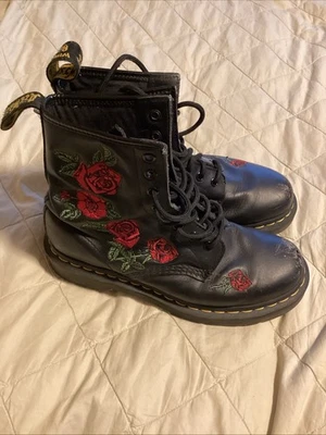 Botas Dr. Martens Mujer 7 Negras Rojas Vonda Floral Cuero Con Cordones Combate Usadas Foto 1 de 4