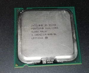 CPU312 Intel Pentium Dual Core E2200 SLA8X 2.2GHZ/1MB/800MHZ LGA 775 CPU - Picture 1 of 3