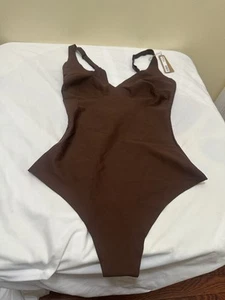 SKIMS Damen Body Plunge Bodysuit Tanga Body Cocoa Medium G110 BD-THG-3326 - Bild 1 von 5
