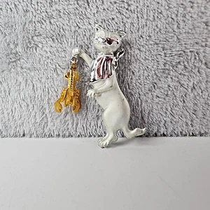 Vintage AJC silberfarbene Lätzchen Katze mit baumelnder goldfarbener Karabiner Brosche Anstecknadel - Bild 1 von 12