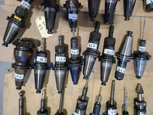 Verschiedene CNC Werkzeughalter mit Fräsern & Bohrern für Fräsmaschinen VMC Tools G - Bild 1 von 5