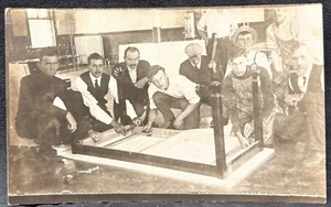FOTO REAL OCUPACIONAL RPPC ~ GRUPO DE HOMBRES JUNTANDO MESA ~ FÁBRICA DE MUEBLES - Imagen 1 de 3