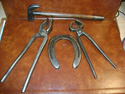 Outils Anciens lot Maréchal-Ferrant 1 brochoir, 1pince de forge,1 tricoise,1 fer - Photo 1/4