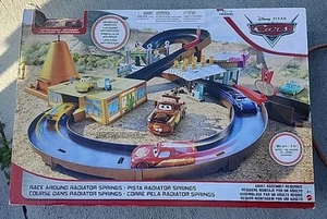 Disney Cars Race Around Radiador Muelles Juego Paquete de 5 Taza Pistón NUEVO - Imagen 1 de 7