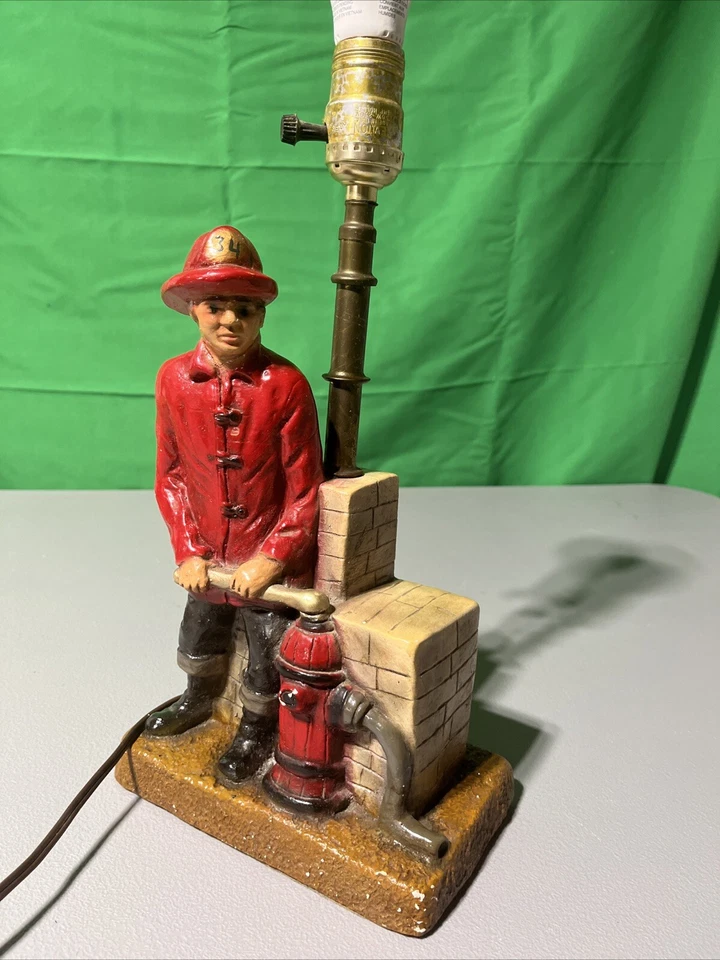 De colección ~ FD ~ Hydrant Fireman ~ Lámpara ~ Chalkware Firefighter ~ 1950’s FUNCIONANDO Foto 1 de 4