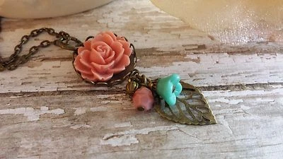 Collar de flores, coral, acrílico, hoja, bronce, vidrio checo, Foto 1 de 4