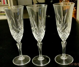 3 copas de champán de vidrio cortado vintage - 8 pulgadas de alto - Imagen 1 de 6