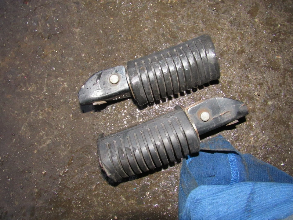 Honda CB650 C 1981 estriberas traseras izquierda derecha Foto 1 de 1