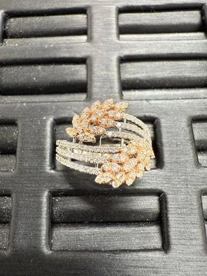 Anillo de diamantes naturales con racimo de hojas de dos tonos - oro rosa de 14 quilates y oro blanco - talla 6 EE. UU. Foto 1 de 4