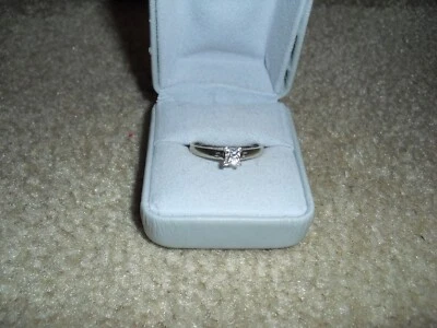 ANILLO JARED ORO BLANCO 14K LEO 1/2 CT DIAMANTE PRINCESA PLATINO TALLA 10 USADO EN EXCELENTE ESTADO $1789 Foto 1 de 4