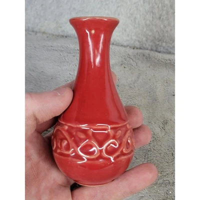 Jarrón pequeño rojo de cerámica decorativo con patrón floral en relieve acento de mesa Foto 1 de 4
