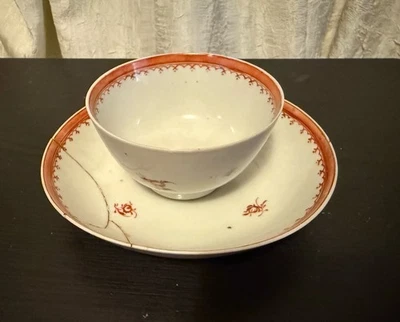 Antigua taza de té y platillo floral de exportación china alrededor de 1800 Foto 1 de 4