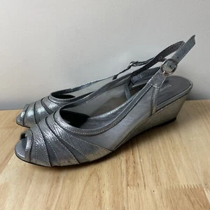 DJANGO & JULIETTE Heels Size 40 Silver Wedge Leather Peep Toe Slingback Party - Picture 1 of 11