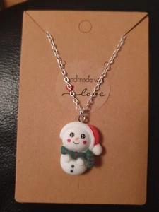 Weihnachtsmotiv Schneemann Weihnachtsmann Mütze handgefertigte Halskette - Bild 1 von 1