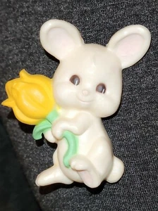 Broche de vacaciones Hallmark PIN Pascua vintage blanco conejito conejo amarillo tulipán difícil de encontrar - Imagen 1 de 3