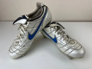 NIKE - FOOTBALL BOOTS - SILVER, BLACK AND BLUE - BOYS/MENS SIZE UK 5 / - Picture 1 of 5